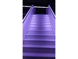 Faros LED en ambos lados de la escalera para iluminación nocturna