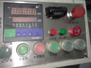 Plataforma elevadora trasera y sistema de control (incluye el medidor de flujo electrónico) 